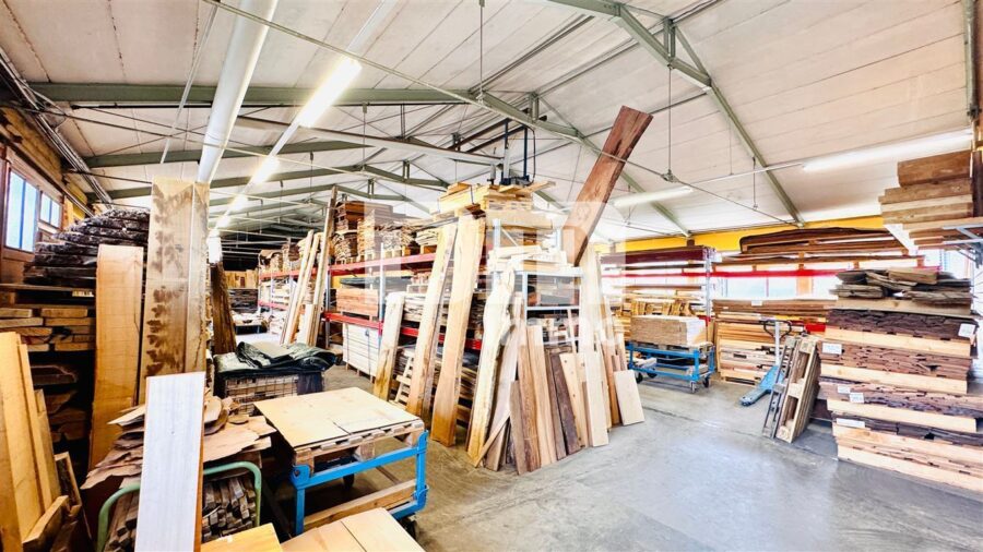 Lager / Produktionshalle mit Büro- und Sozialräumen, Außenflächen + Carport nahe Kassel - Hallenbereich groß